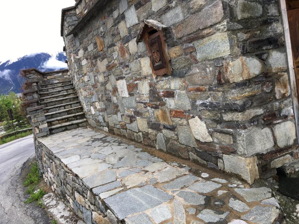 a stone wall with a window on the side of a building at Appartement à Courchevel Saint Bon in Saint-Bon-Tarentaise