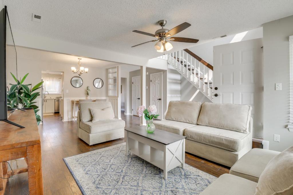 Posezení v ubytování Pool Access Family-Friendly Virginia Beach Home!