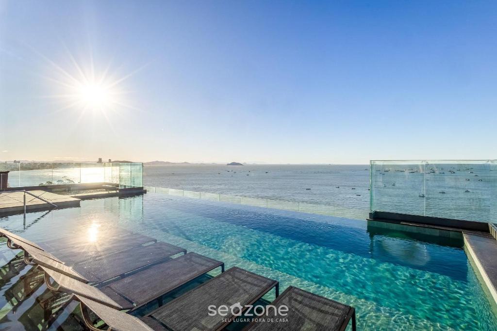 ein Swimmingpool mit Blick auf das Meer in der Unterkunft Estúdios em Prédio Beira-Mar, prox. ao beto Carreiro no Penha Spot - PSOB in Gravata