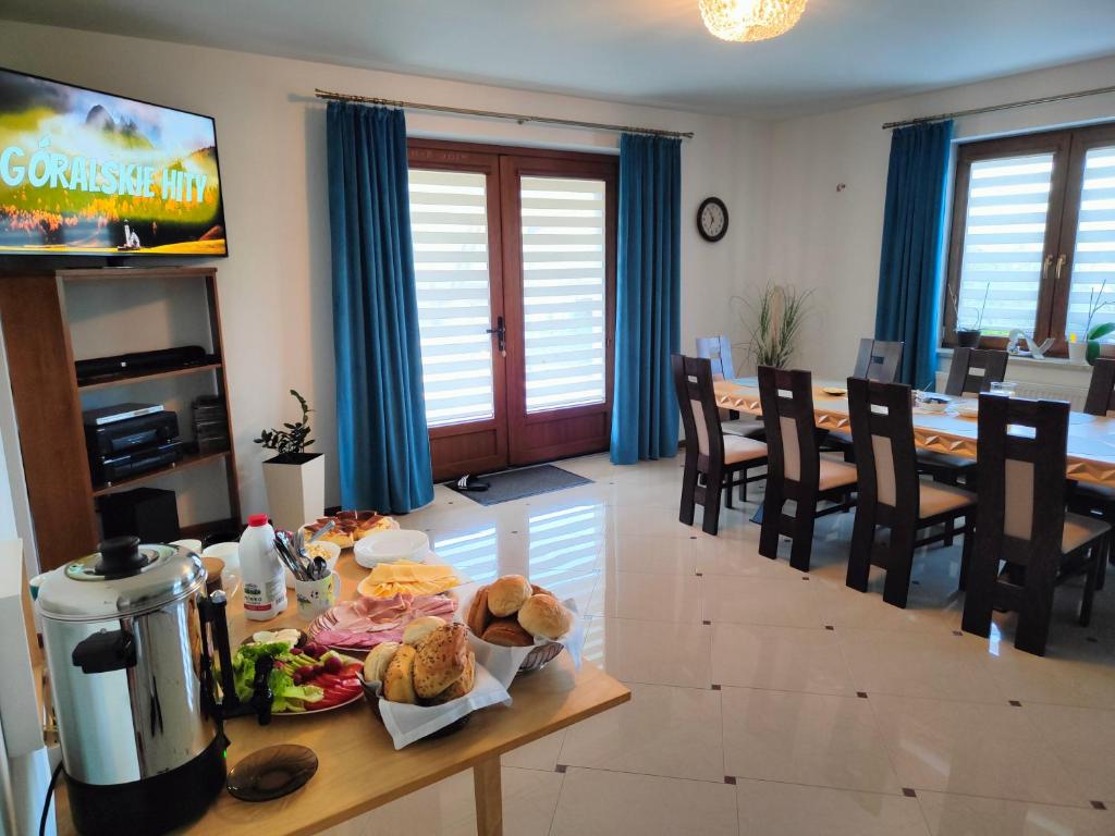 a kitchen and dining room with a table with food on it at Willa WIDOKOWA CUDZICH in Zakopane
