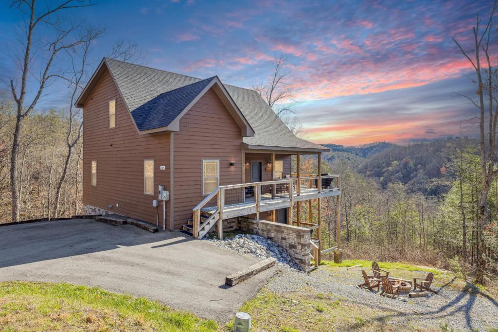 a house on a hill with a sunset at Wild Heart Lodge cabin in Sevierville
