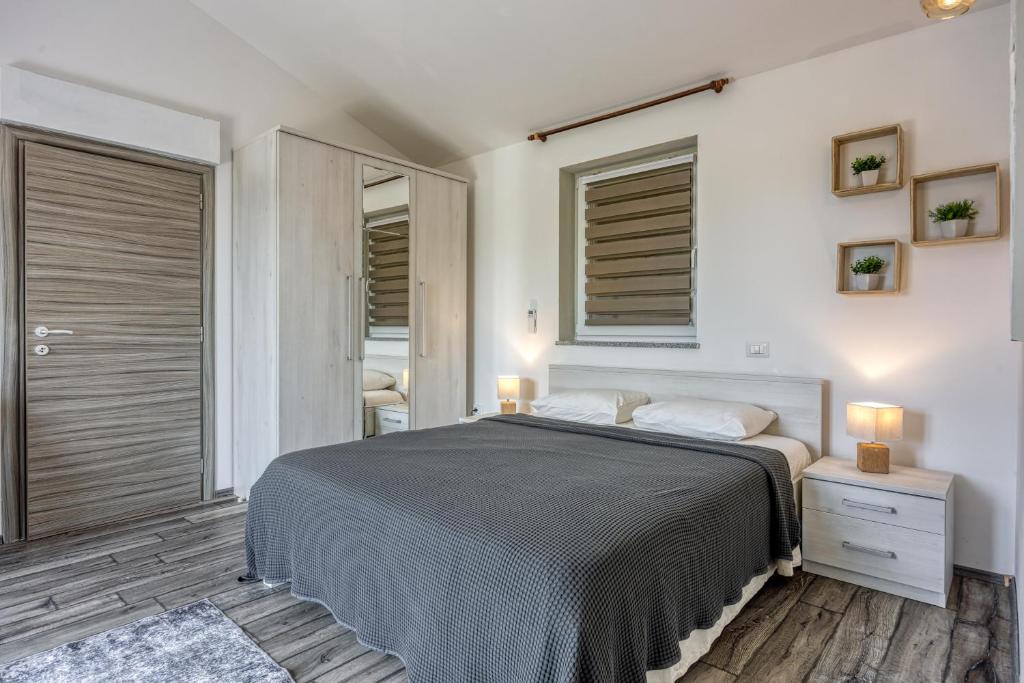 Postel nebo postele na pokoji v ubytování Villa Kontesici 14