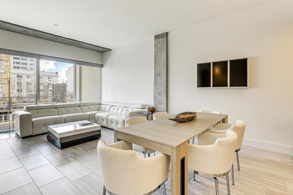 Μια τηλεόραση ή/και κέντρο ψυχαγωγίας στο Modern Sarasota Condo with Pool Walk to Water!