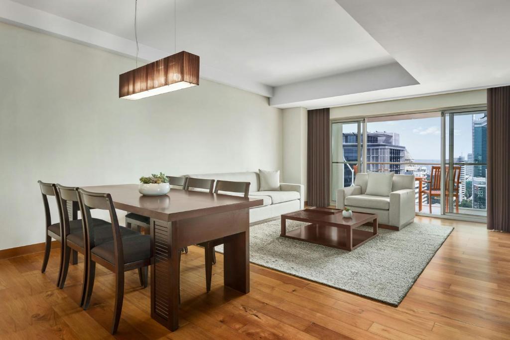 Two-Bedroom Apartment with One King Bed and Two Twin Beds