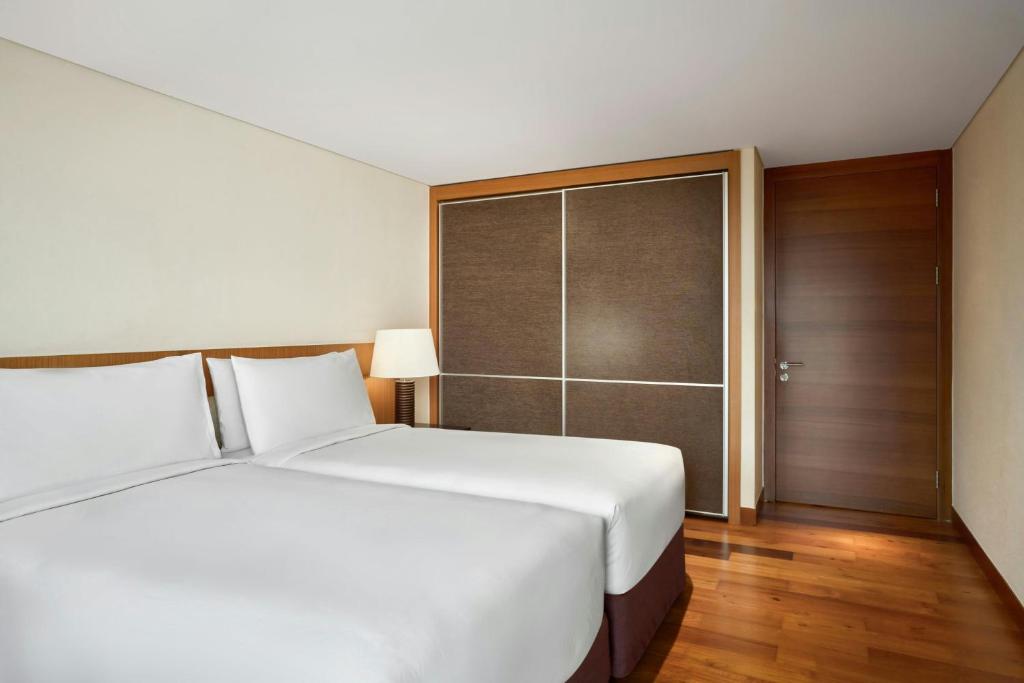 Two-Bedroom Apartment with One King Bed and Two Twin Beds