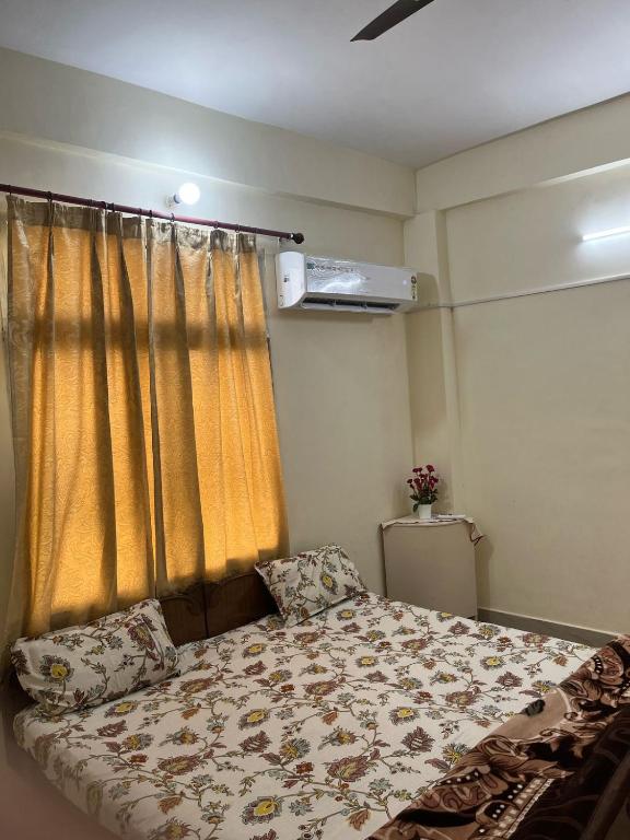 Ένα ή περισσότερα κρεβάτια σε δωμάτιο στο TS homestays Prayagraj