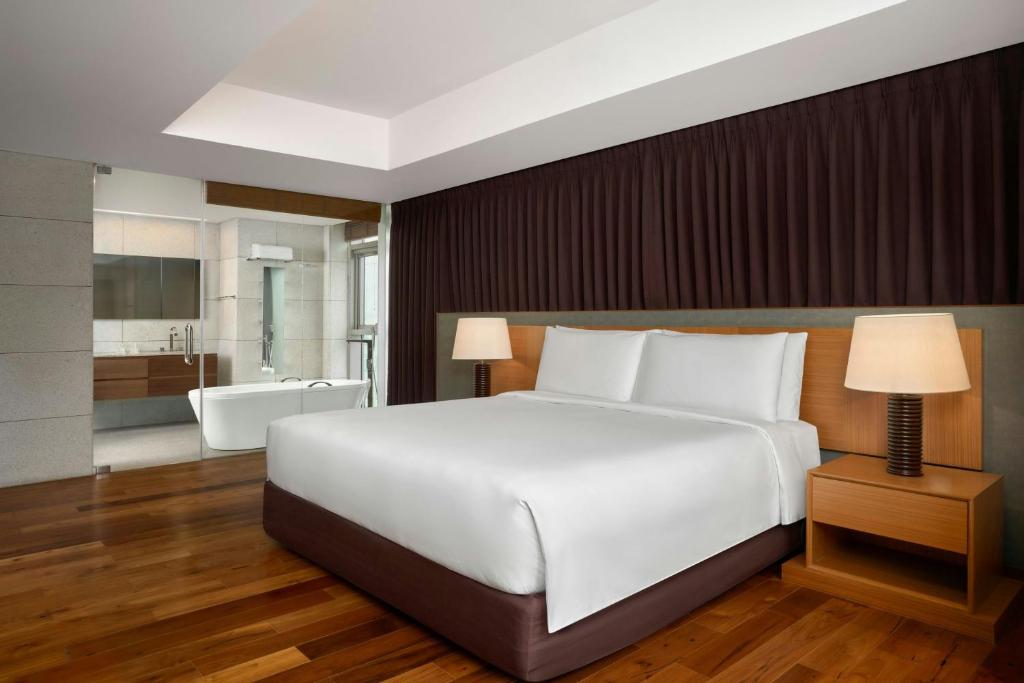 Two-Bedroom Apartment with One King Bed and Two Twin Beds