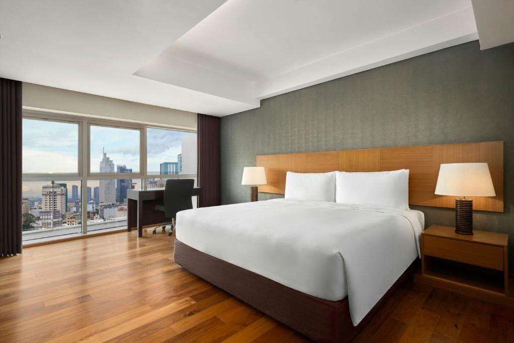 One-Bedroom Apartment with One King Bed