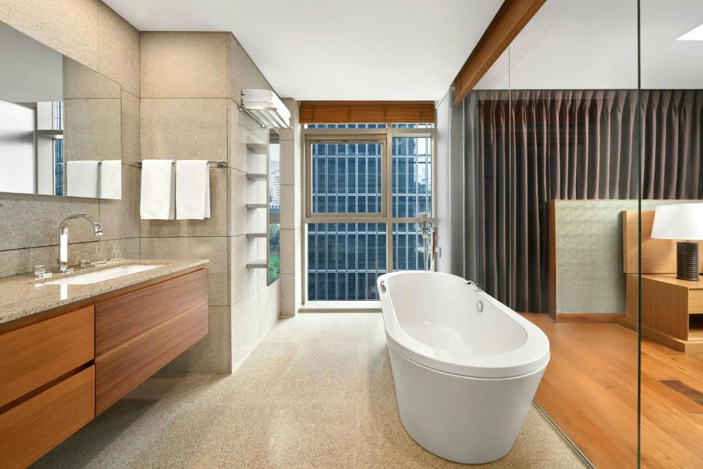 Two-Bedroom Apartment with One King Bed and Two Twin Beds