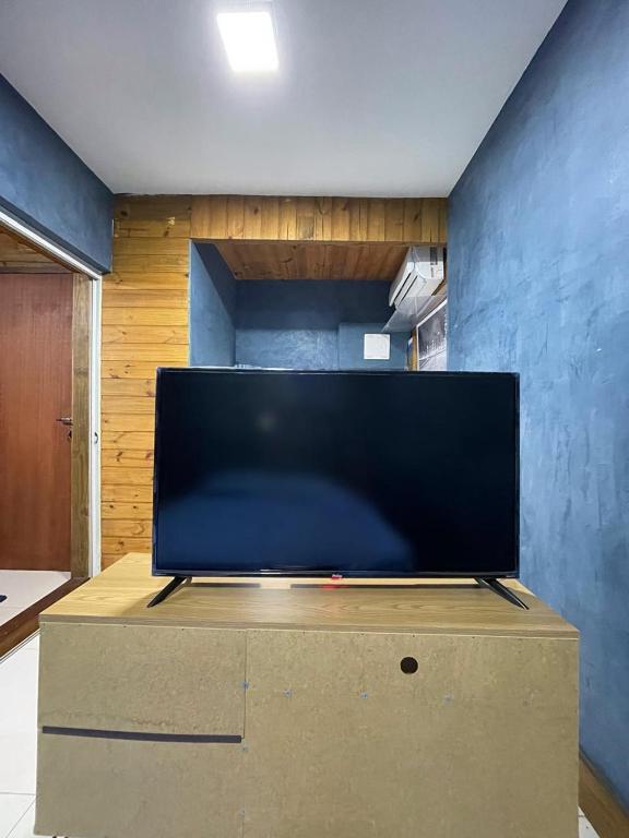 TV a/nebo společenská místnost v ubytování Suíte com Hidro no centro