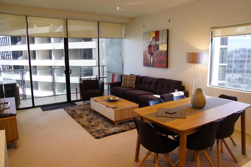 una sala de estar con un sofá y una mesa en Accent Accommodation@Docklands, en Melbourne