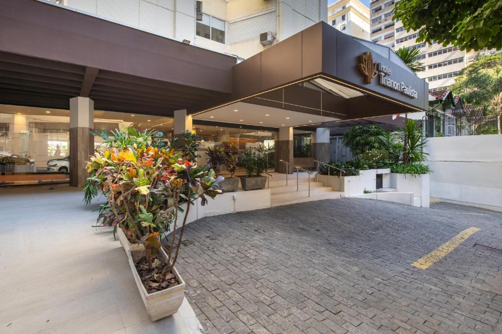 a store with flowers in front of a building at Hotel Trianon Paulista in Sao Paulo