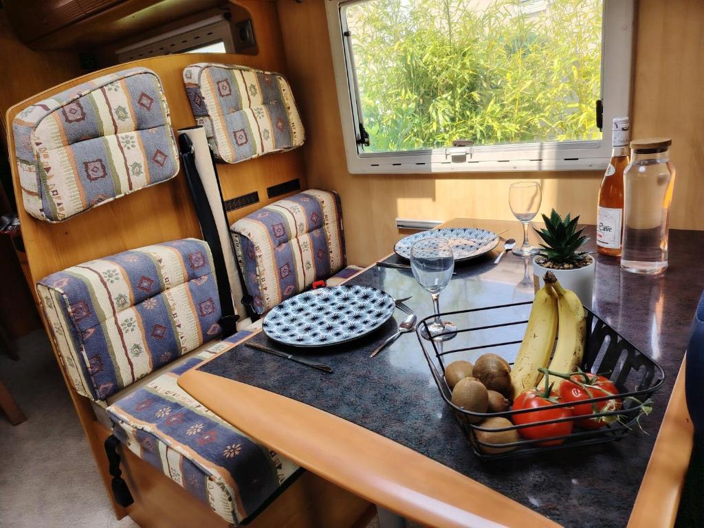 einen Tisch mit einer Schale Obst darauf in der Unterkunft Séjour insolite Camping-car fixe in Marennes