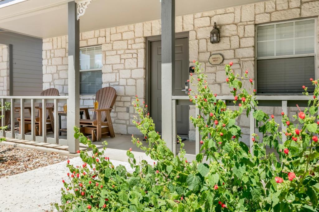 un porche d'une maison avec des fleurs dans l'établissement Main Street Retreat #14 - King Bed, On Main St, Shared Hot Tub & Pool, à Fredericksburg
