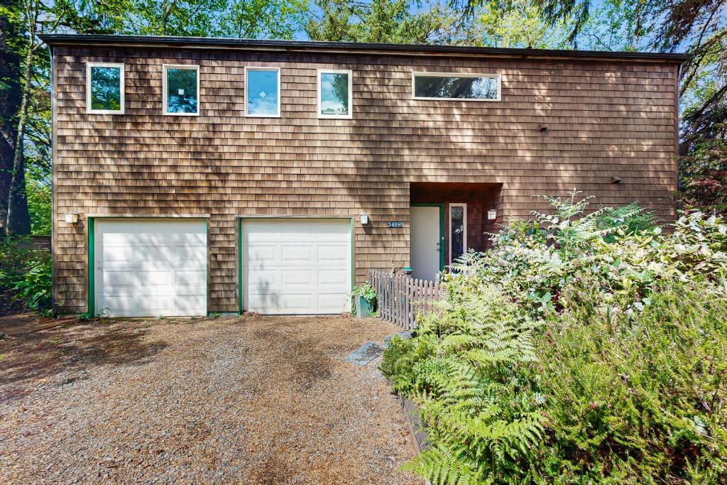une maison en briques avec deux portes de garage. dans l'établissement Captain's Quarters Hideaway, à Manzanita