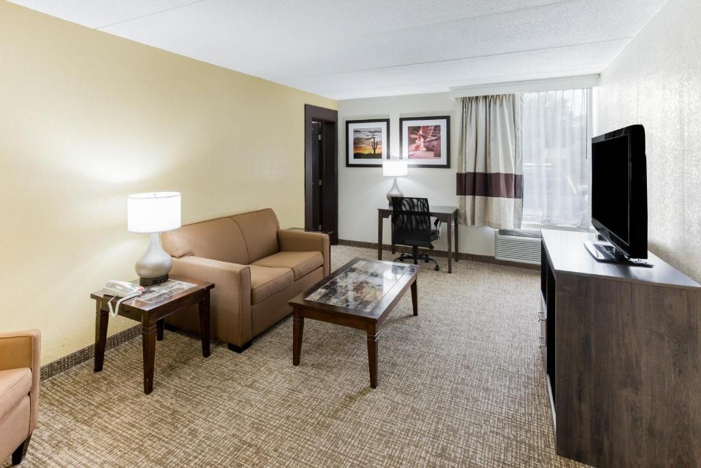 TV a/nebo společenská místnost v ubytování Quality Inn & Suites Plattsburgh