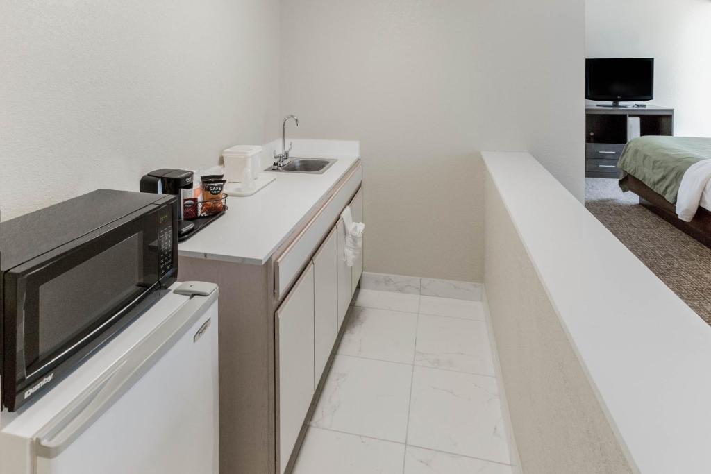 Kuchyň nebo kuchyňský kout v ubytování Quality Inn & Suites Plattsburgh
