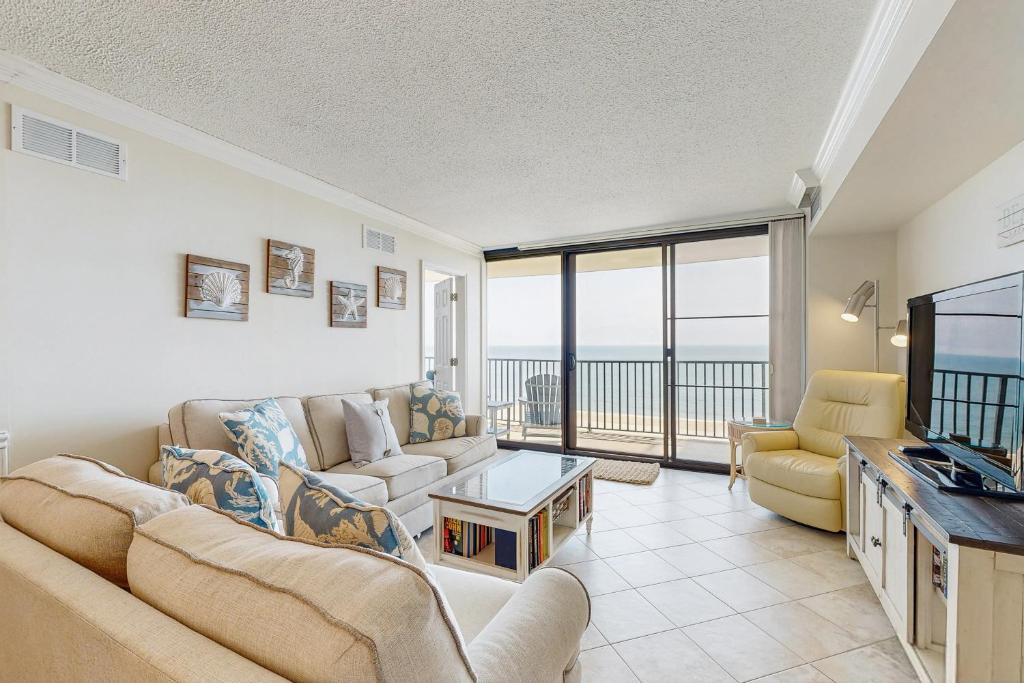 Una sala de estar con un sofá y un televisor. en Sea Colony -- 1002S Edgewater House Rd, en Bethany Beach