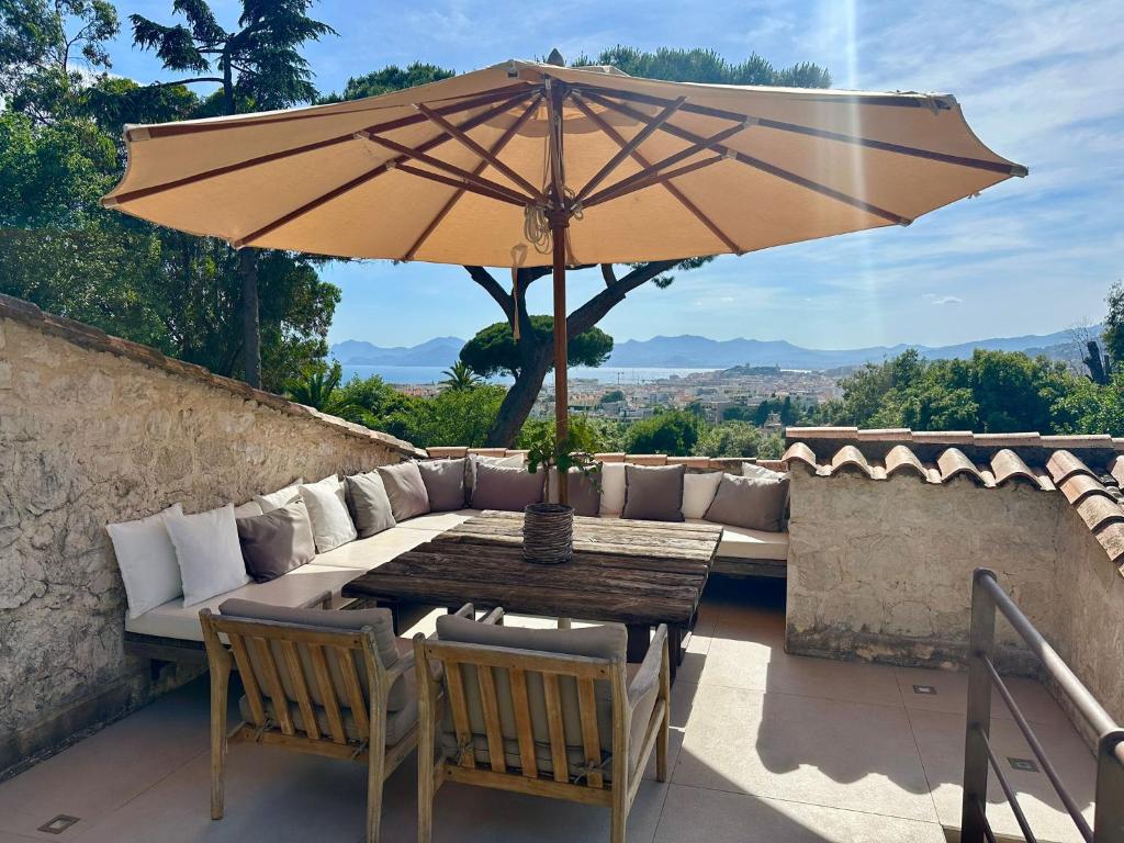 Photo de la galerie de l'établissement Sur les hauteurs de Cannes maison vue sur la baie, à Cannes