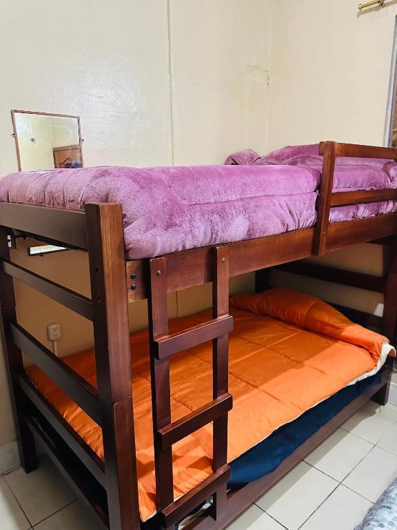 Postel nebo postele na pokoji v ubytování Travel Hotel Quito