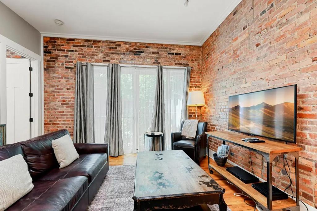 TV/trung tâm giải trí tại Unit 201 - The Lofts at Church St