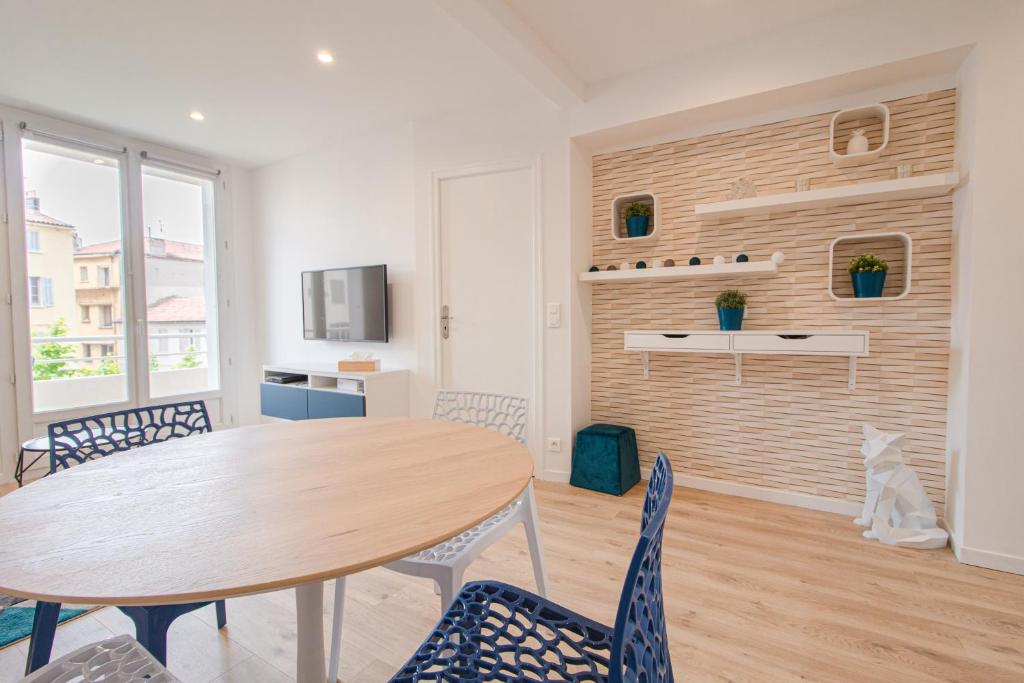 une salle à manger avec une table et des chaises dans l'établissement Appartement T3 climatisé, cœur de Toulon, à Toulon