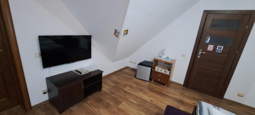 Televízia a/alebo spoločenská miestnosť v ubytovaní Leśny Dworek - Apartamenty SUPER z TV i salonem kominkowym