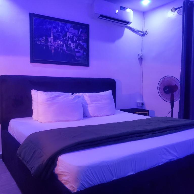 Postel nebo postele na pokoji v ubytování Weltons Apartments
