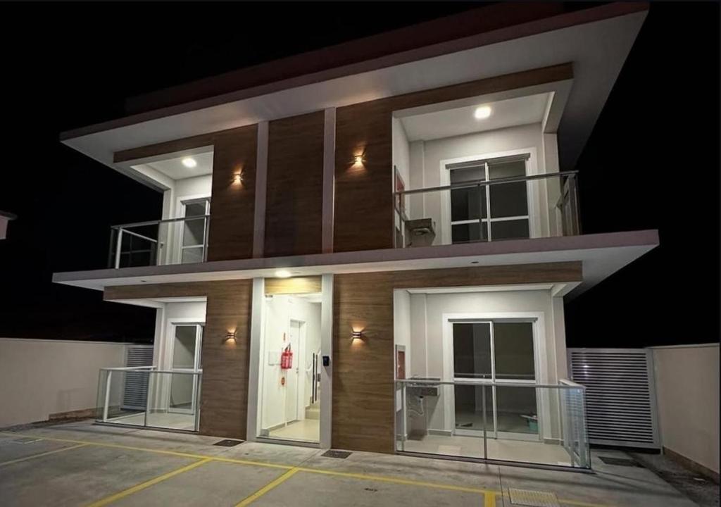 ゴヴェルナドール・セウソ・ラーモスにあるApartamento Bosque das Oliveiras - Palmasのバルコニー付きの大きな建物