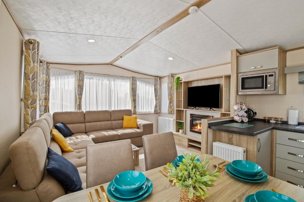 Μια τηλεόραση ή/και κέντρο ψυχαγωγίας στο Maple - Near Folly Farm Cosy Retreat