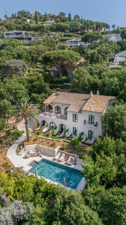 an aerial view of a house with a swimming pool at Maison Provence in Saint-Tropez