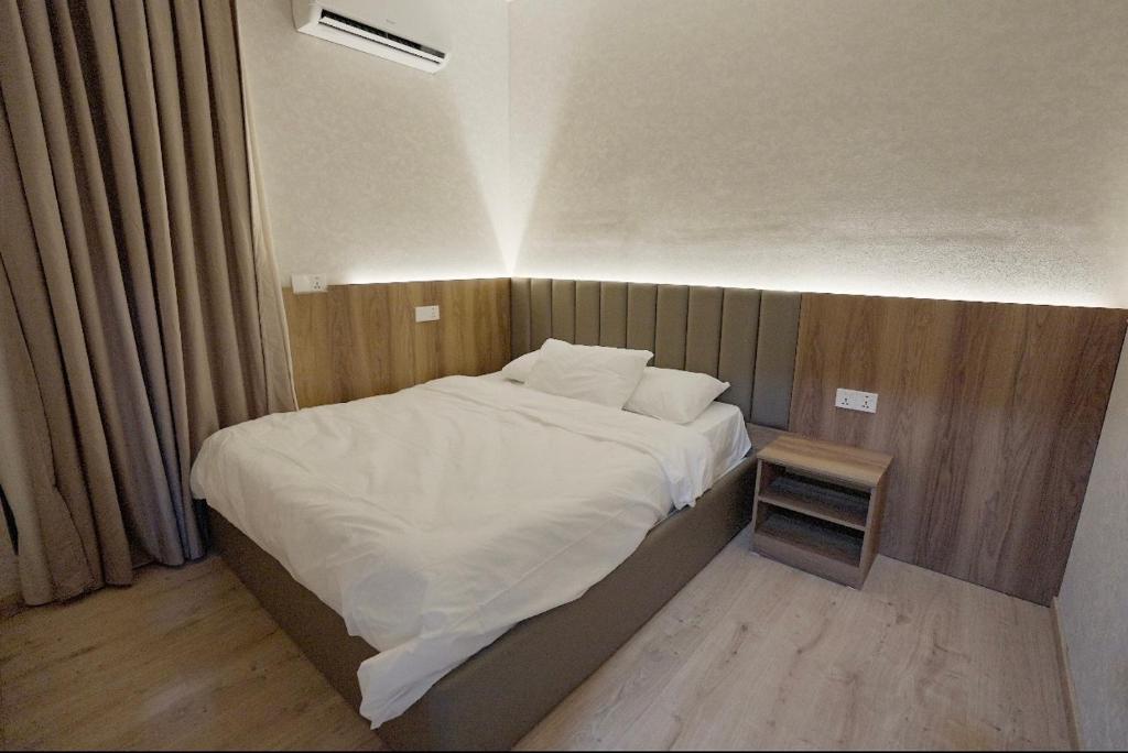 Ένα ή περισσότερα κρεβάτια σε δωμάτιο στο Lara Hotel