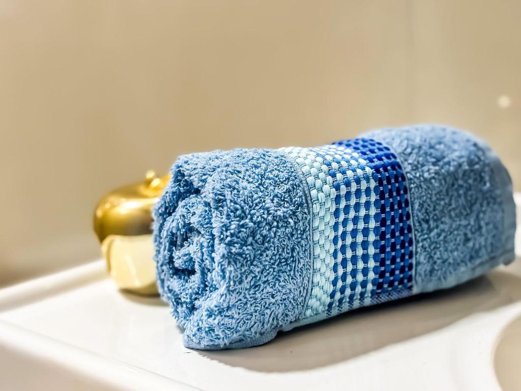 uma toalha azul sentada em cima de um lavatório em Vila Imper Host Balsas- Apês com Wi-fi I A/C a 3 min. do Mix Mateus em Balsas