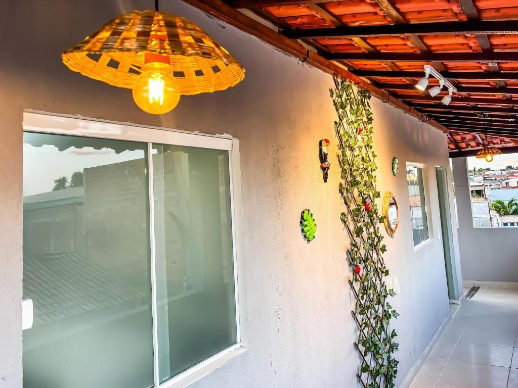 uma grande janela do lado de uma casa em Vila Imper Host Balsas- Apês com Wi-fi I A/C a 3 min. do Mix Mateus em Balsas