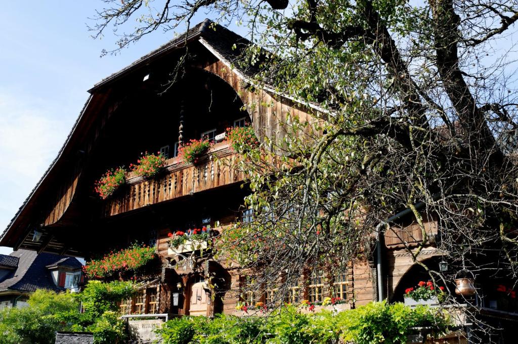 un edificio con fioriere sul lato di esso di Hotel Restaurant Hirschen a Interlaken