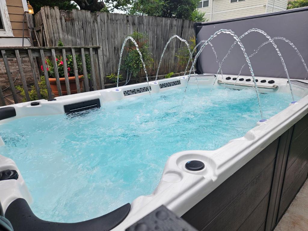 Fotografie z fotogalerie ubytování Sleeps16, 11-Person Swim-Spa, 75" TV 4 Movie Nights, Spacious Home, Close To Downtown, Beltline, And Walk To Restaurants, 2-Person Bathroom Jacuzzi, Ping Pong v destinaci Atlanta