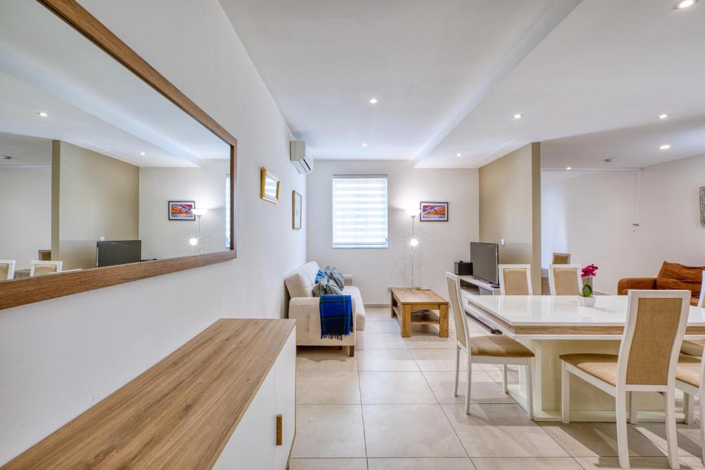 Posezení v ubytování Sliema Spacious Apartment