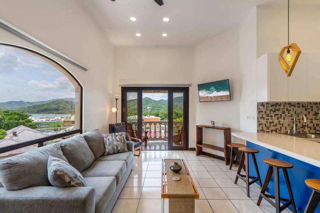 Posezení v ubytování Birds-Eye Ocean View in Nicely Priced Top-Floor Unit in Flamingo