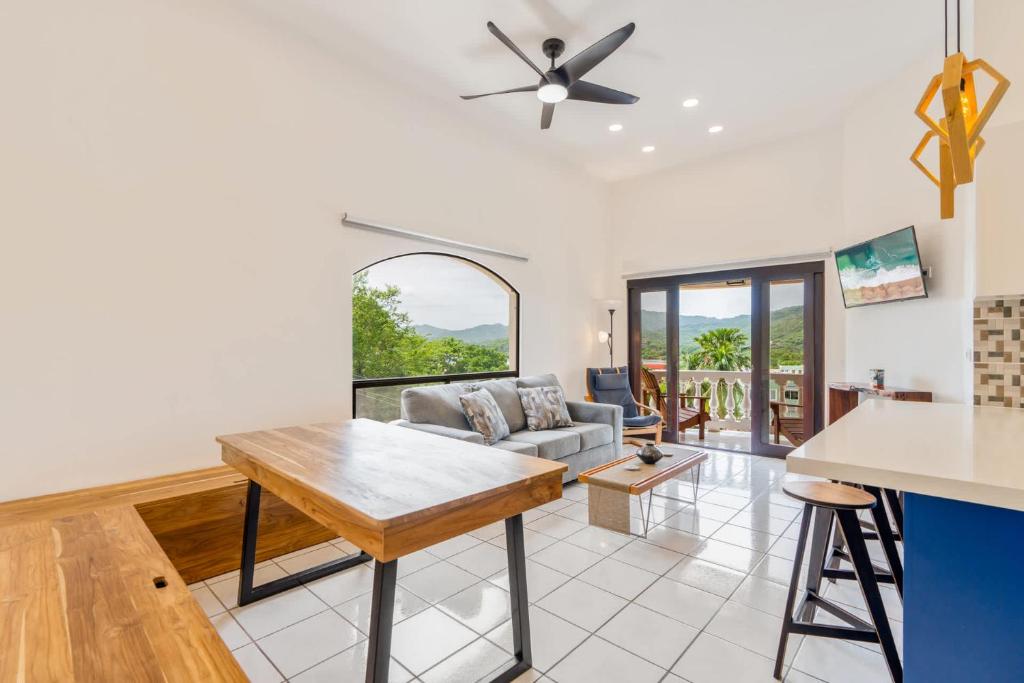 Posezení v ubytování Birds-Eye Ocean View in Nicely Priced Top-Floor Unit in Flamingo