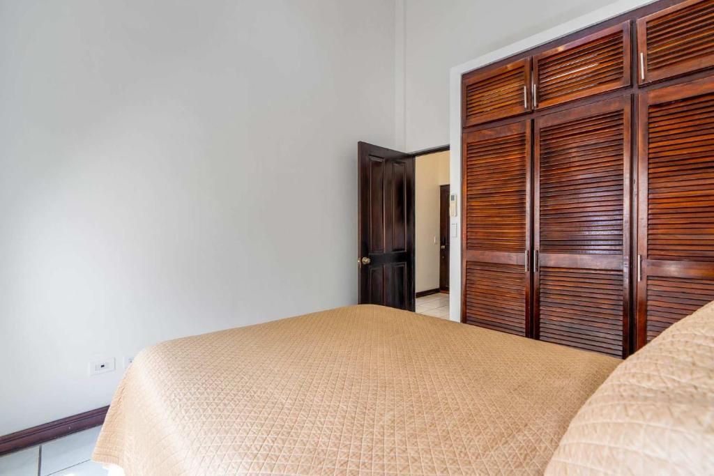 Postel nebo postele na pokoji v ubytování Birds-Eye Ocean View in Nicely Priced Top-Floor Unit in Flamingo