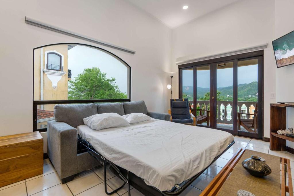 Postel nebo postele na pokoji v ubytování Birds-Eye Ocean View in Nicely Priced Top-Floor Unit in Flamingo