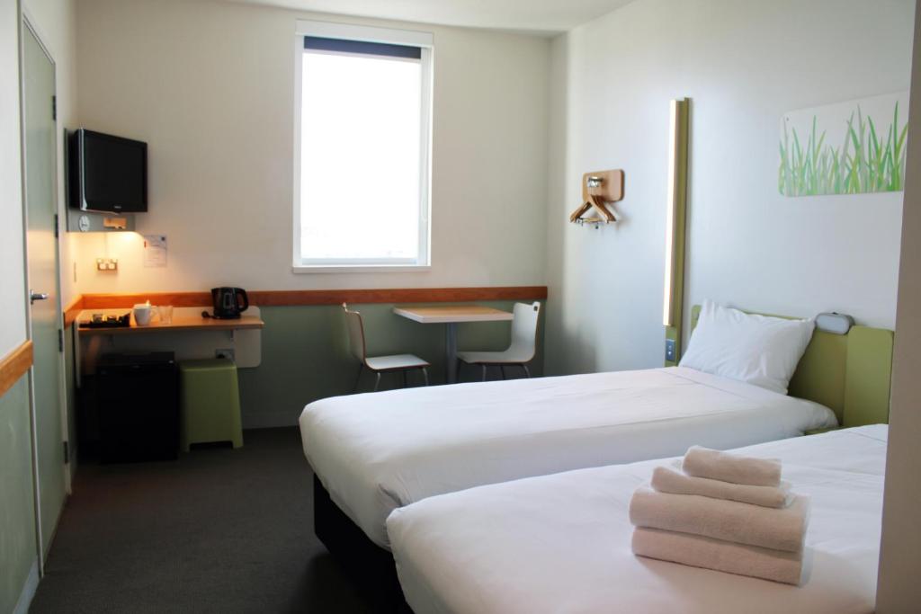 Postel nebo postele na pokoji v ubytování ibis Budget Auckland Airport