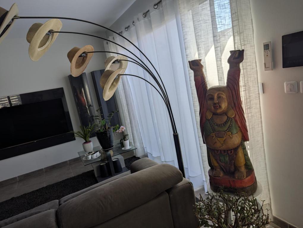 - un salon avec un canapé et une lampe de chevet dans l'établissement La Maison du Soleil & du Calme Centre-ville à Pied Parking Privé à Nîmes !, à Nîmes