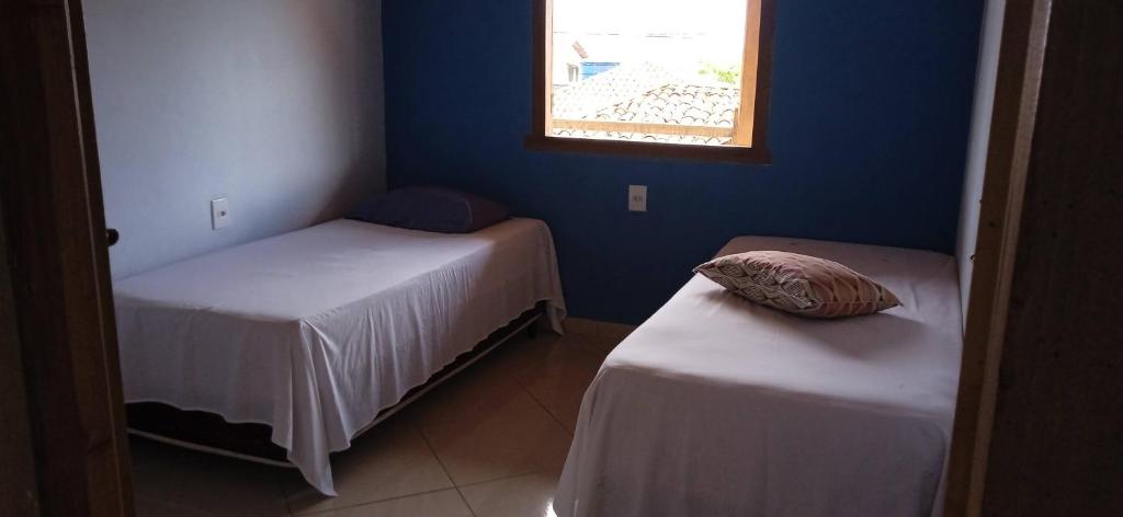 a room with two beds and a window at hospedagem- Bela Vista in Milho Verde