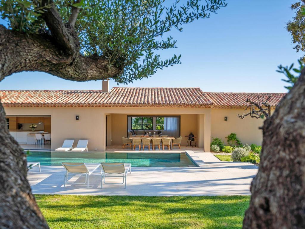 une villa avec piscine et une maison dans l'établissement Vue Saint Tropez, à Grimaud