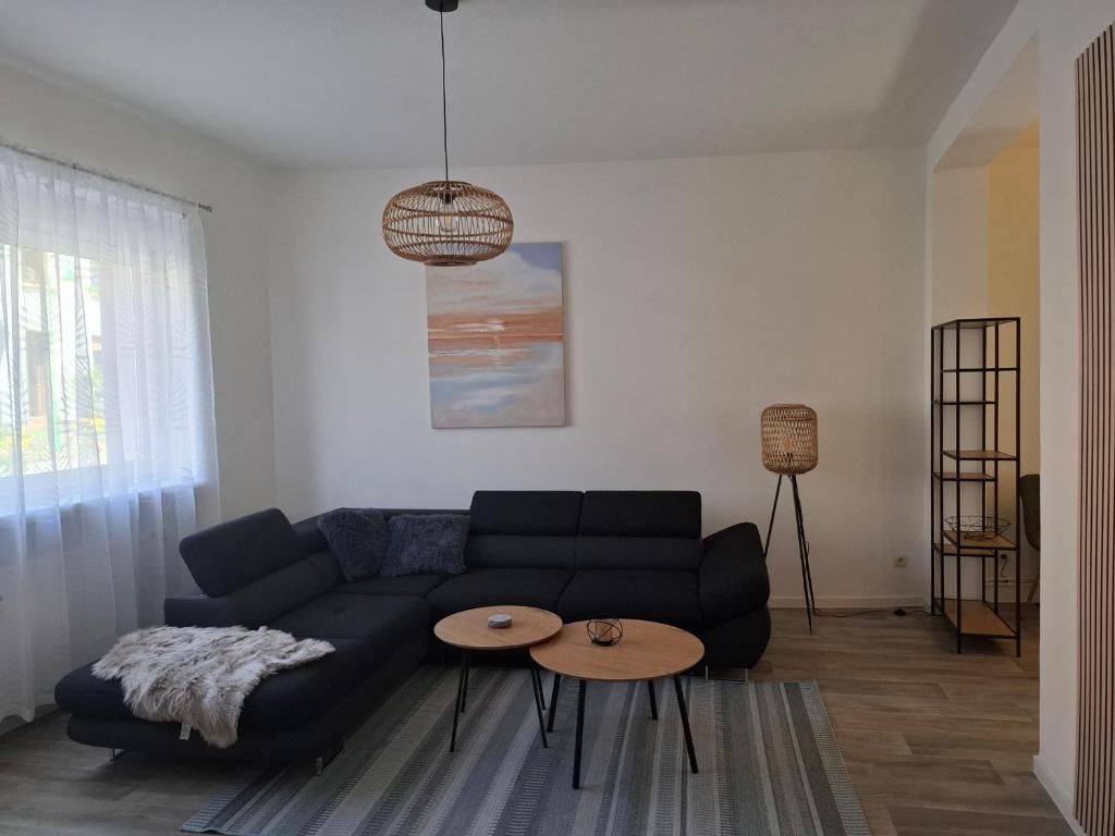 ein Wohnzimmer mit Sofa und Tisch in der Unterkunft ZWEITE REIHE FLAIR Ferienwohnungen in Krakow am See