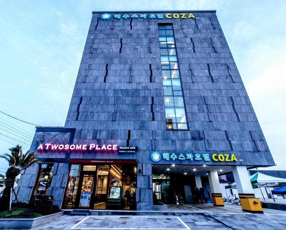 un bâtiment avec un panneau indiquant vyssnova place dans l'établissement Seawater Spa Hotel Coza, à Seogwipo