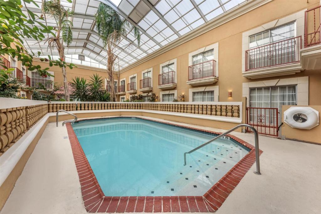 Bazén v ubytování Best Western Plus Atrium Inn nebo v jeho okolí