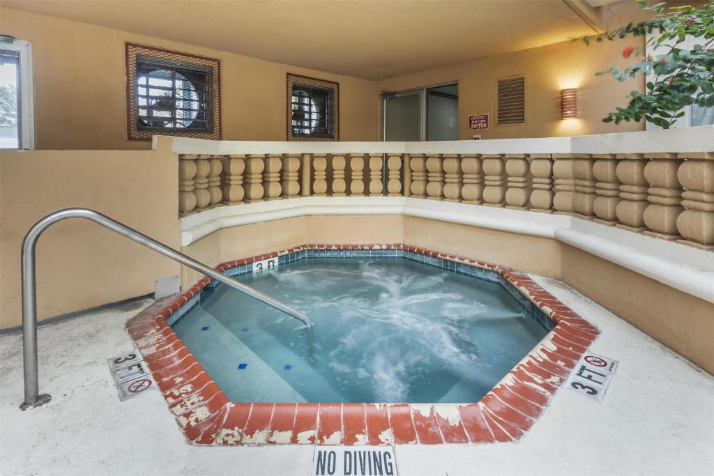 Bazén v ubytování Best Western Plus Atrium Inn nebo v jeho okolí