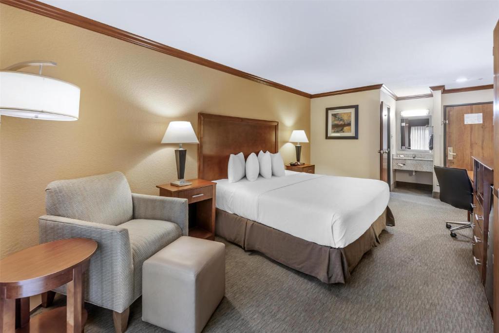 Postel nebo postele na pokoji v ubytování Best Western Plus Atrium Inn